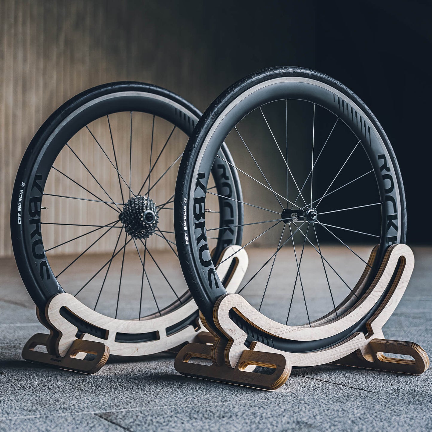 Zestaw kół 700C Carbon z osią przelotową 50 mm i hamulcem obręczowym do roweru szosowego ROCKBROS