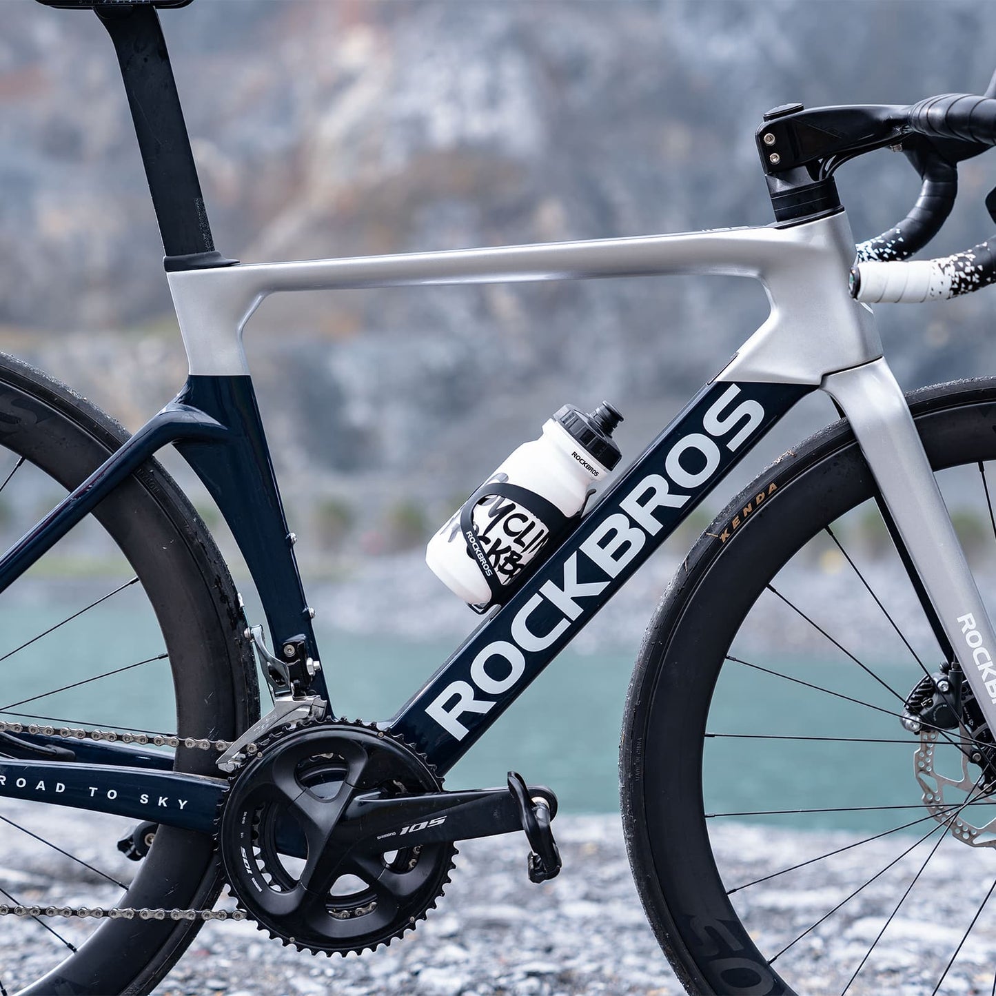 Butelka sportowa na wodę ROCKBROS o pojemności 600 ml wykonana z PP5, dostarczana z pokrowcem przeciwkurzowym.